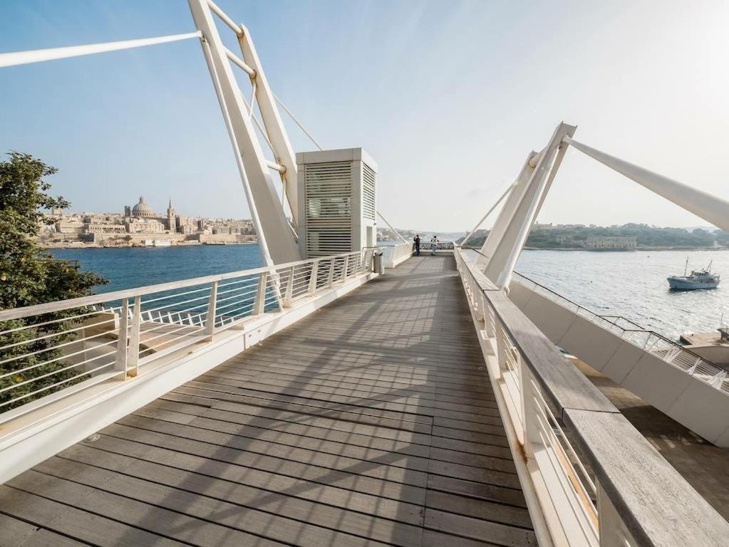 Seafront Luxury Apartment With Pool 斯利马 外观 照片