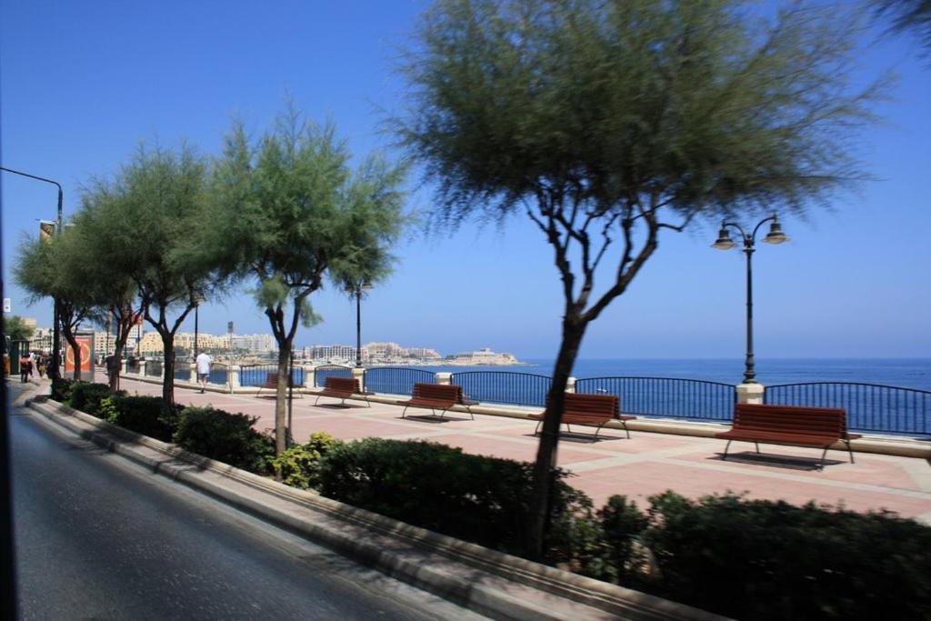 Seafront Luxury Apartment With Pool 斯利马 外观 照片